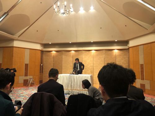 会見する長澤光洋・代表取締役