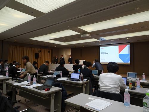 多くの報道陣が押し掛けた東芝の会見