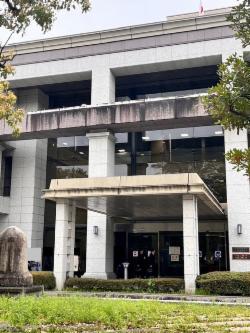 京都地裁に入る申立代理人ら（TSR撮影）