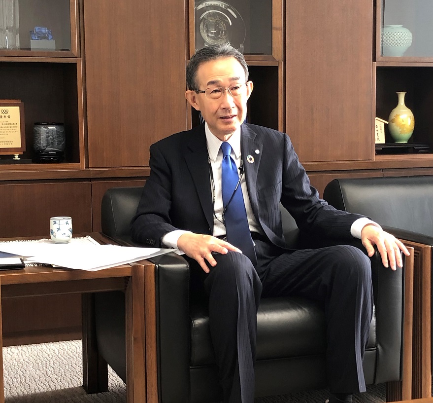 インタビューに応じる小林一夫理事長