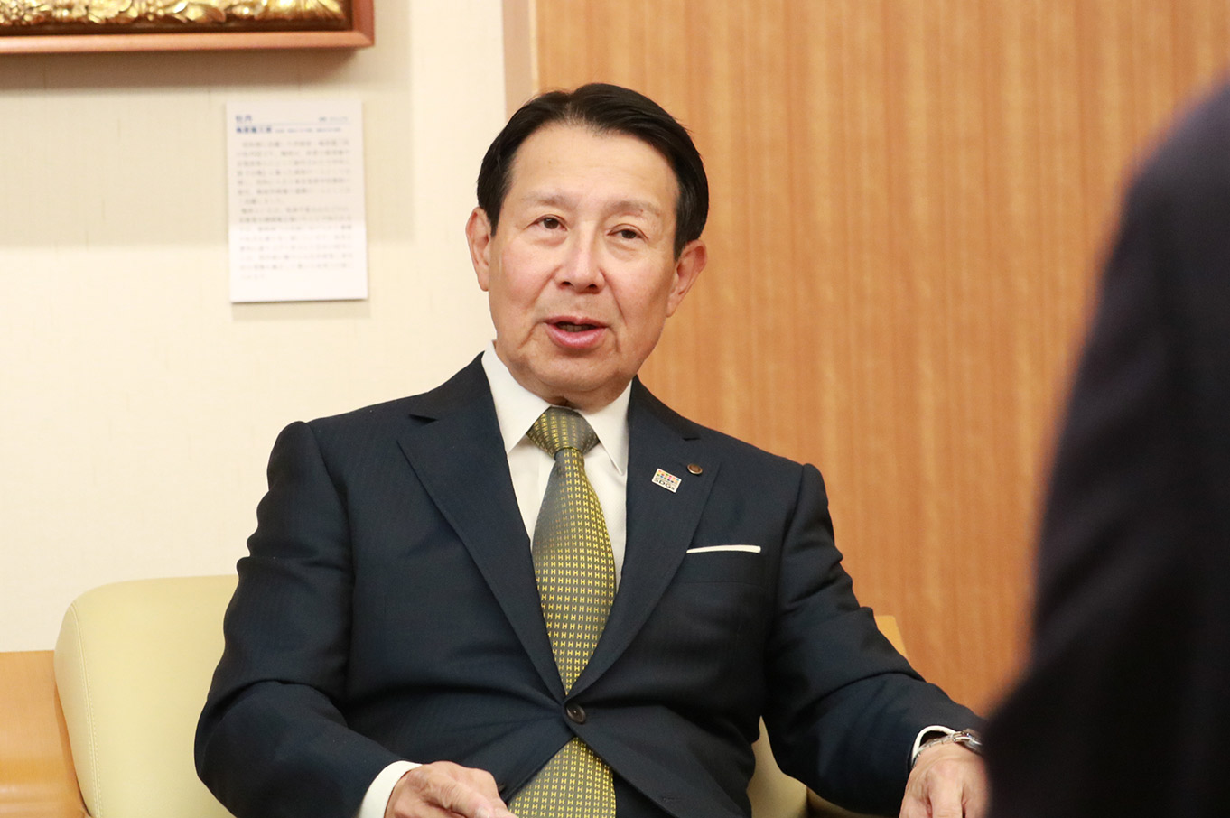 インタビューに応じる笠原頭取