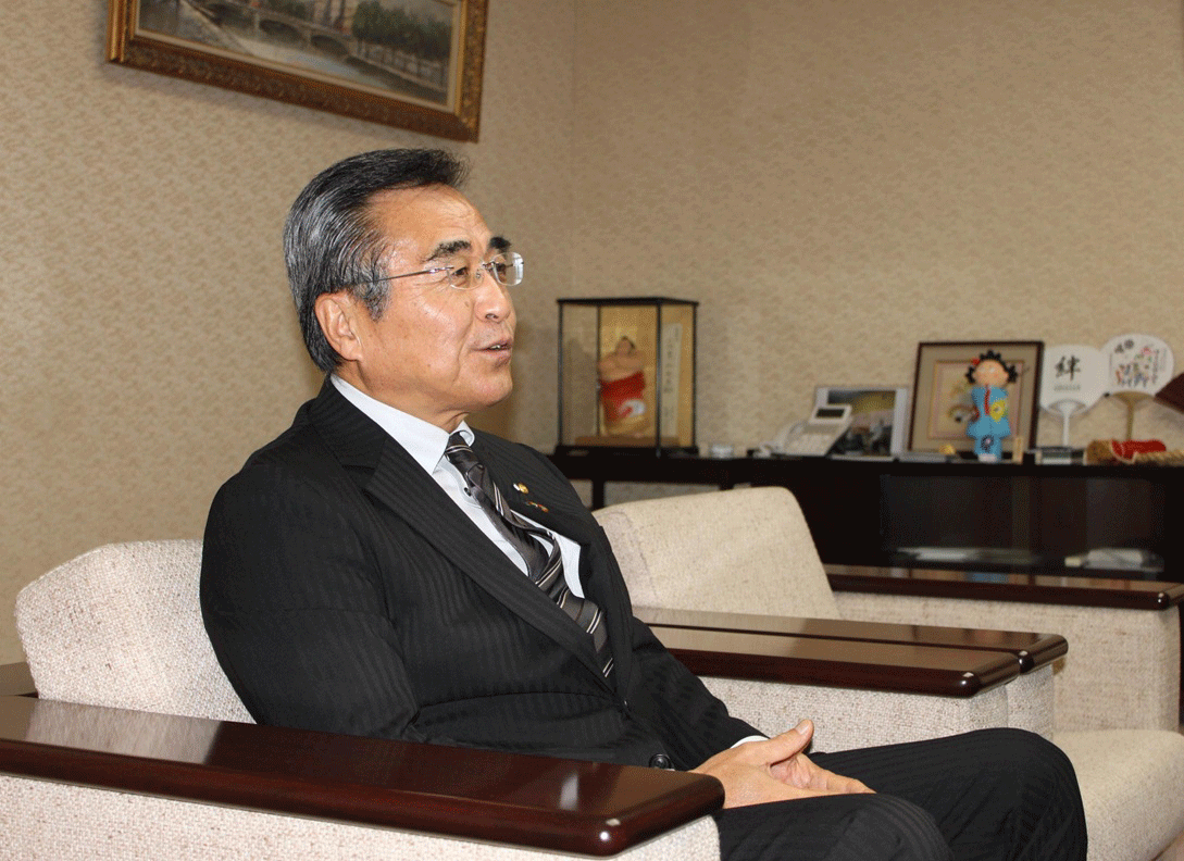 インタビューに応じる野見山理事長