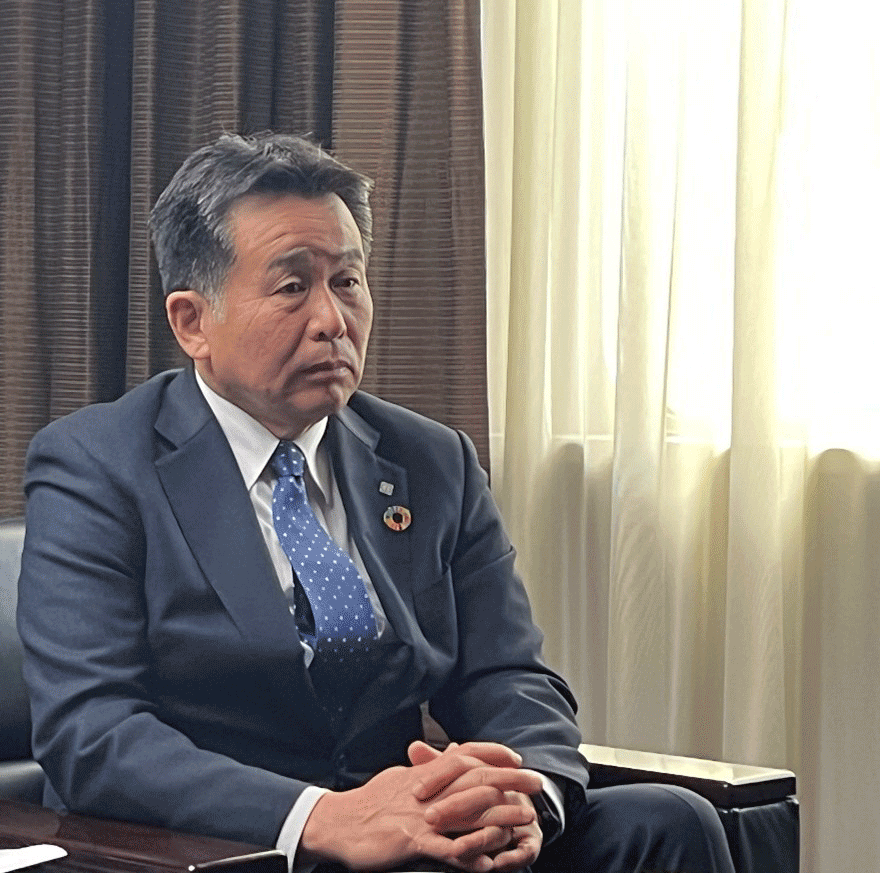 インタビューに応じる丸山裕一理事長