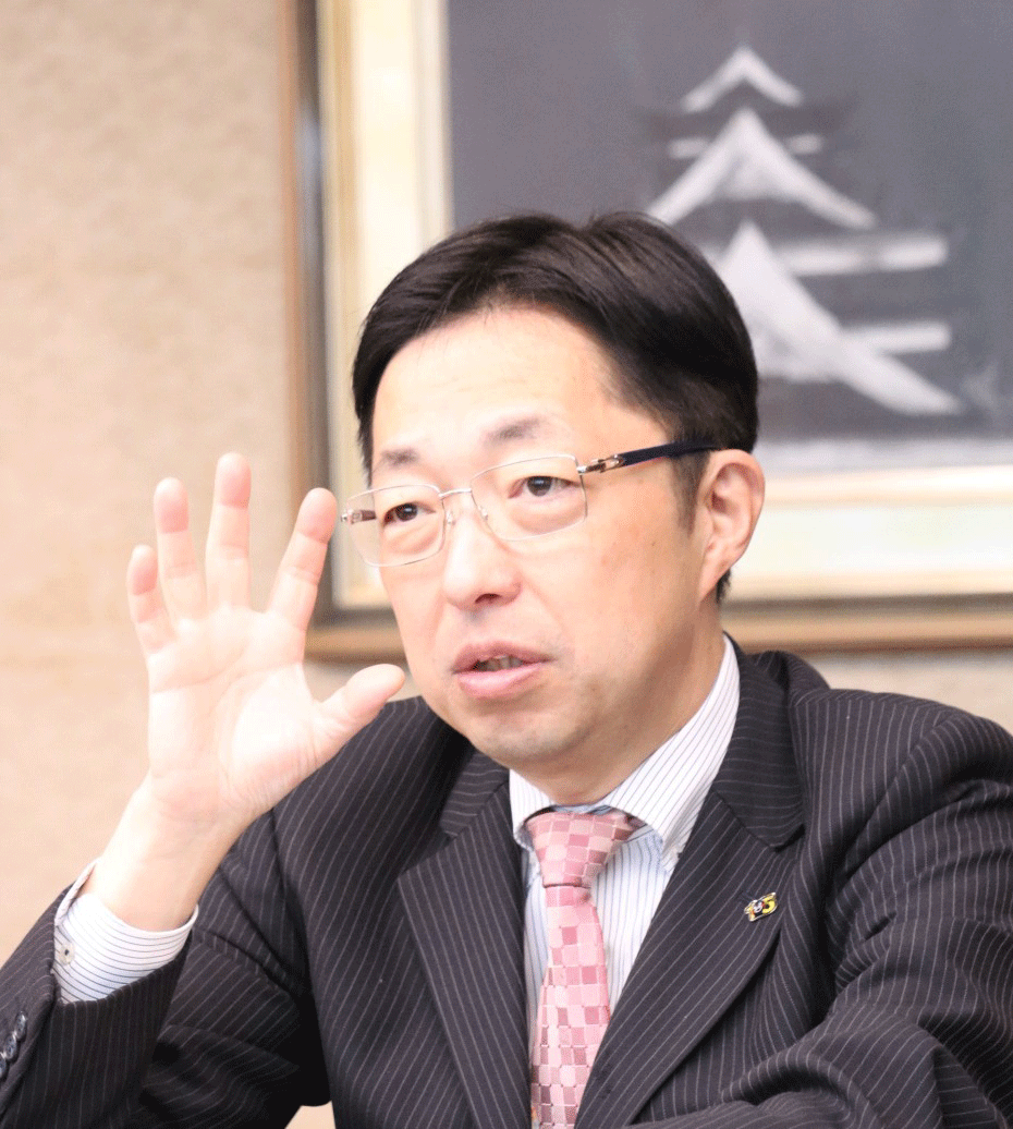 木村敬知事がインタビューに応じる様子