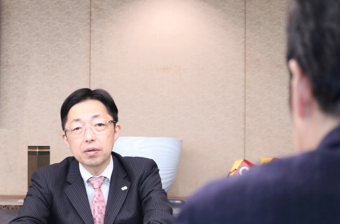 木村敬知事がインタビューに応じる様子