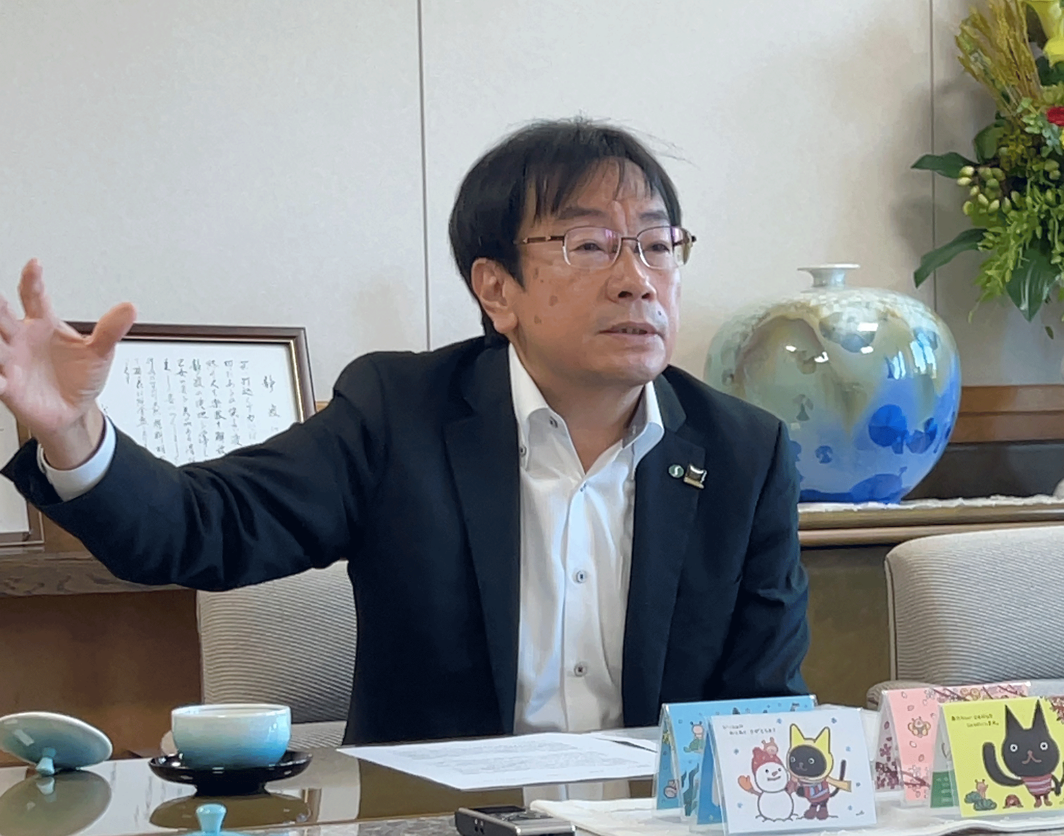 井野敬一郎理事長がインタビューに応じる様子