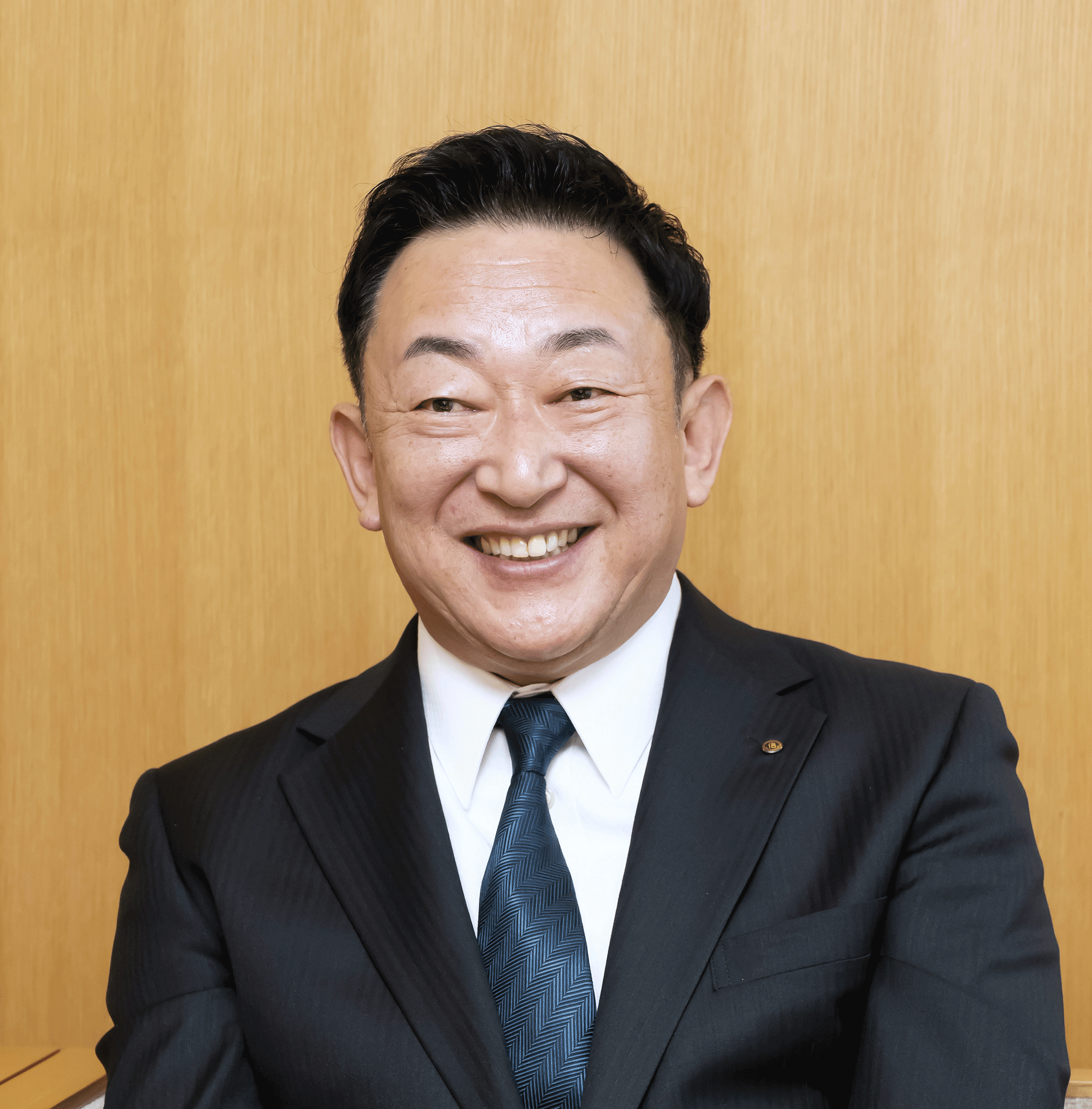 長森理事長がインタビューに応じる様子