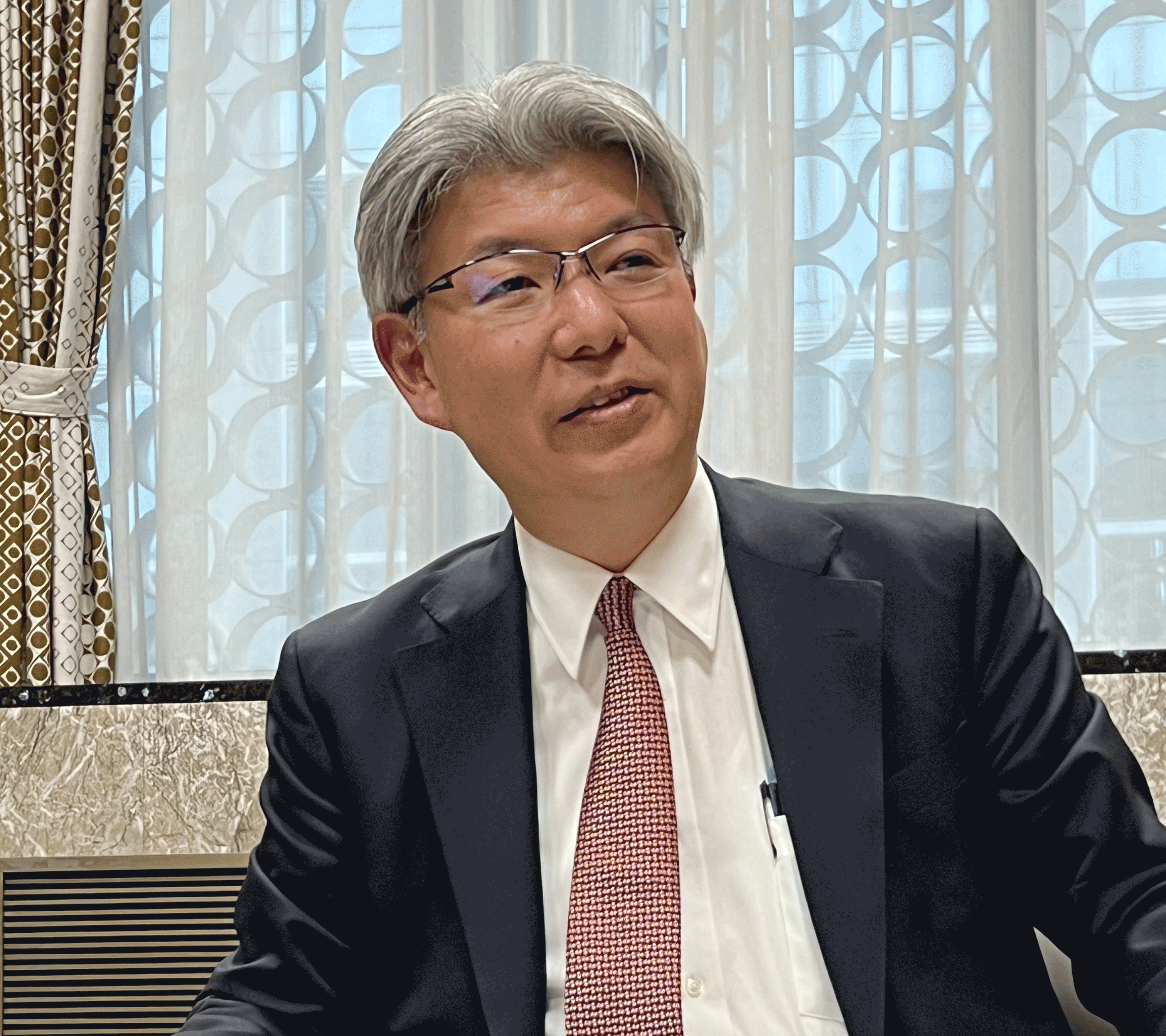 横堀裕二仙台支店長がインタビューに応じる様子