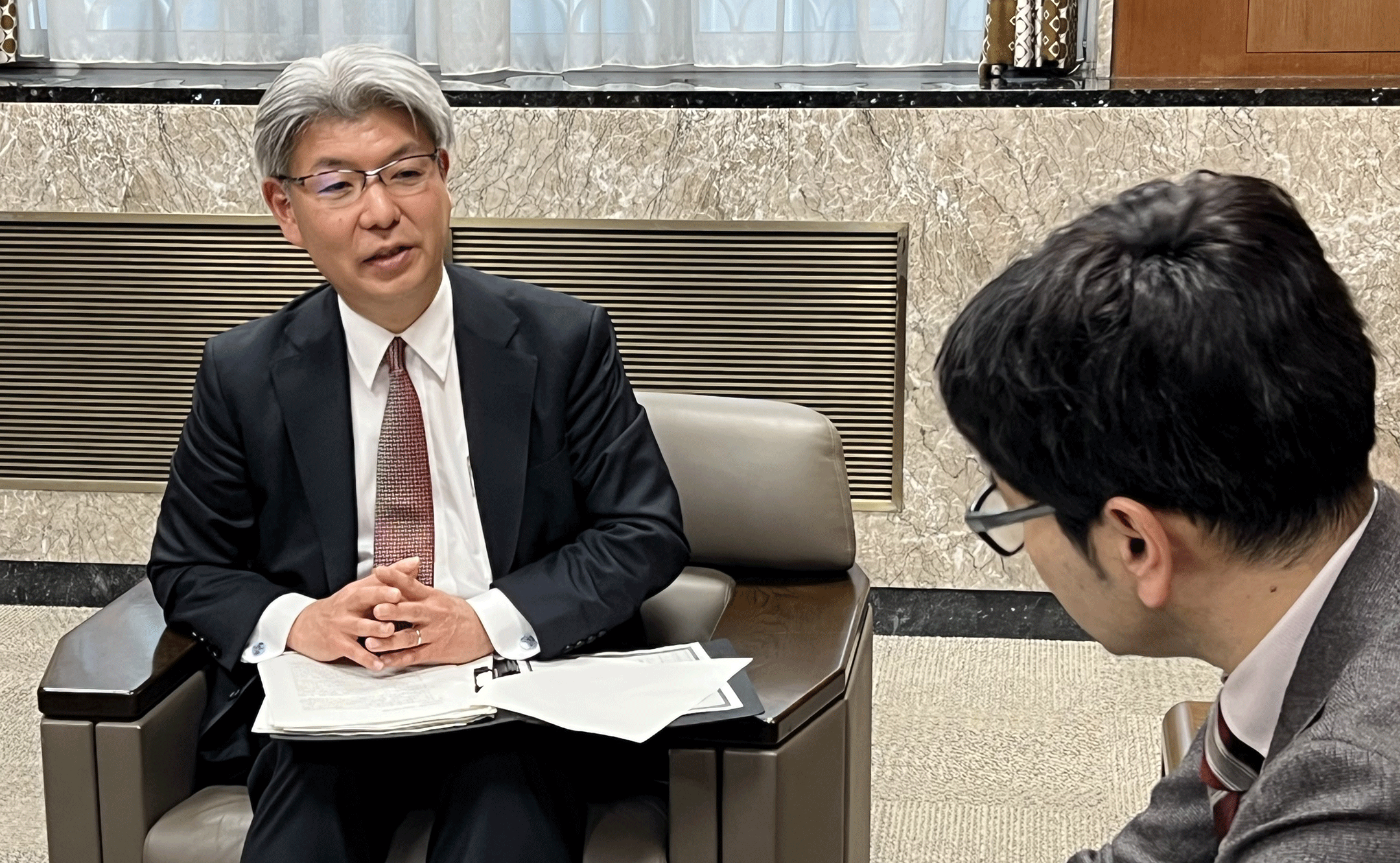 横堀裕二仙台支店長がインタビューに応じる様子