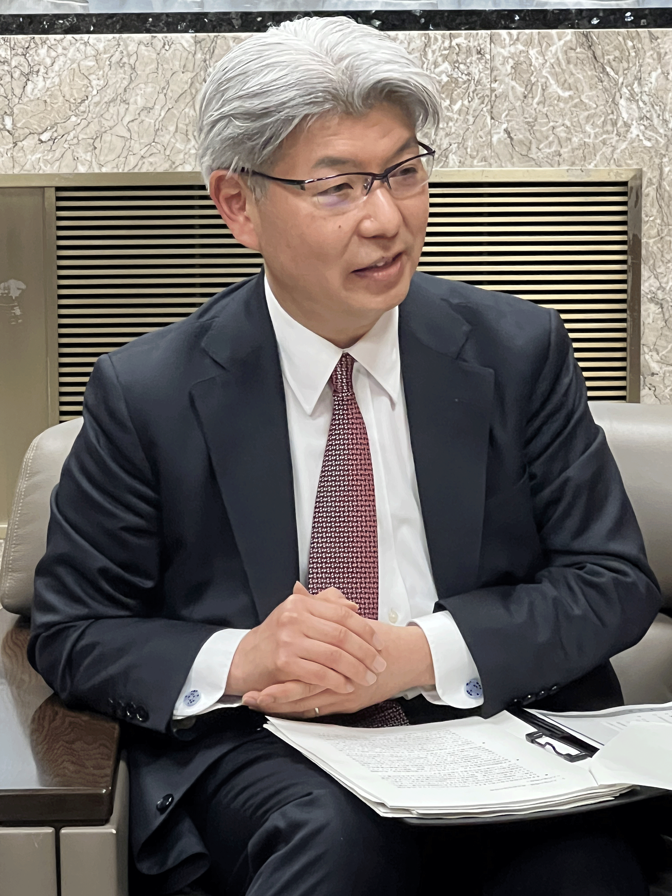 横堀裕二仙台支店長がインタビューに応じる様子