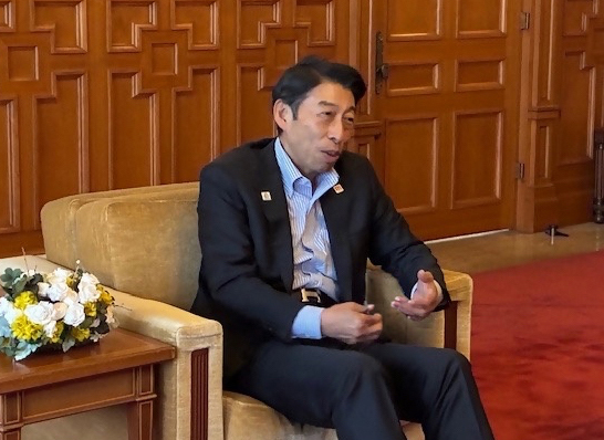 服部誠太郎知事がインタビューに応じる様子
