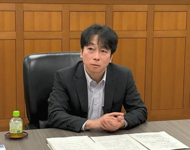 畠中基博福岡支店長がインタビューに応じる様子
