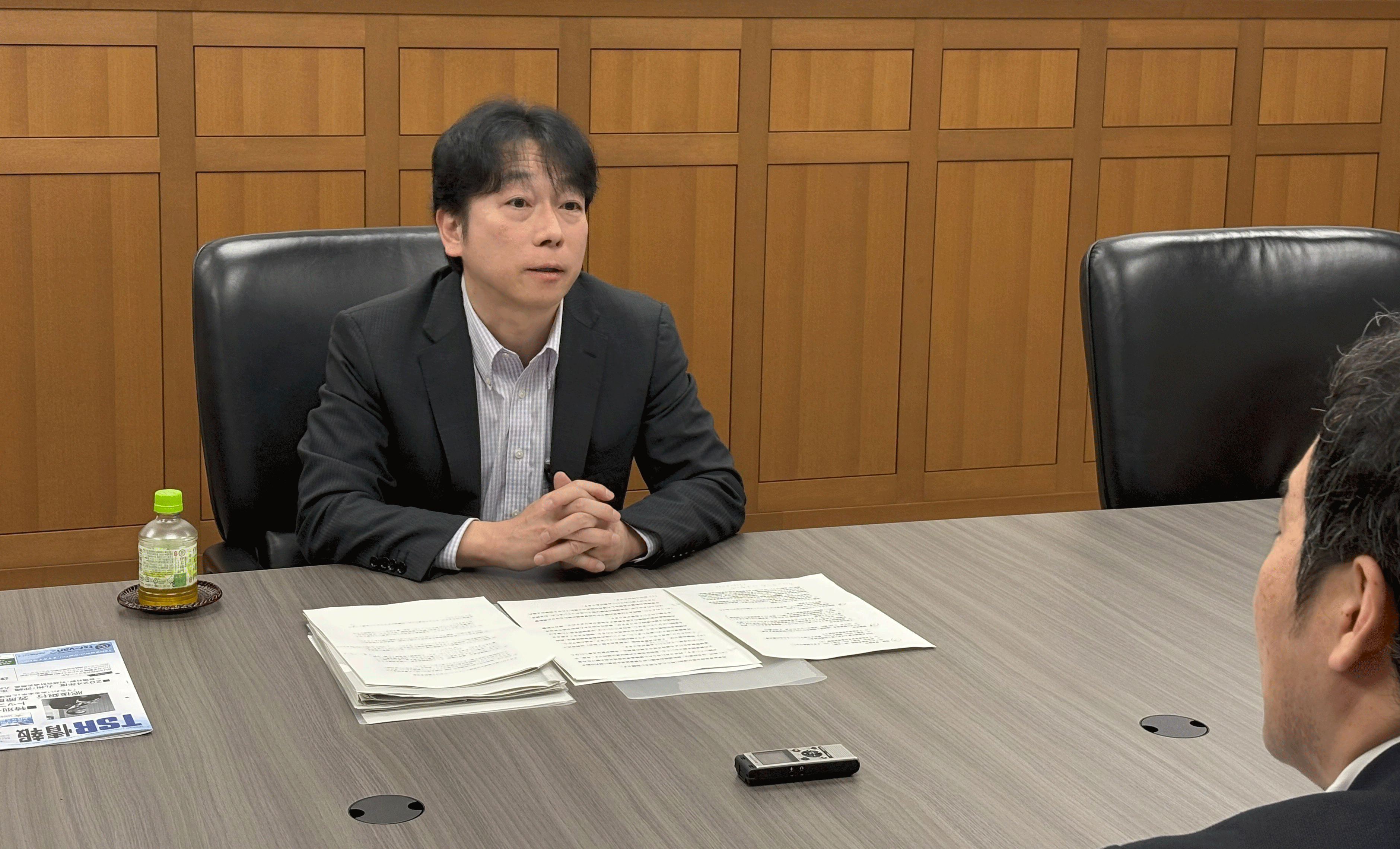 畠中基博福岡支店長がインタビューに応じる様子
