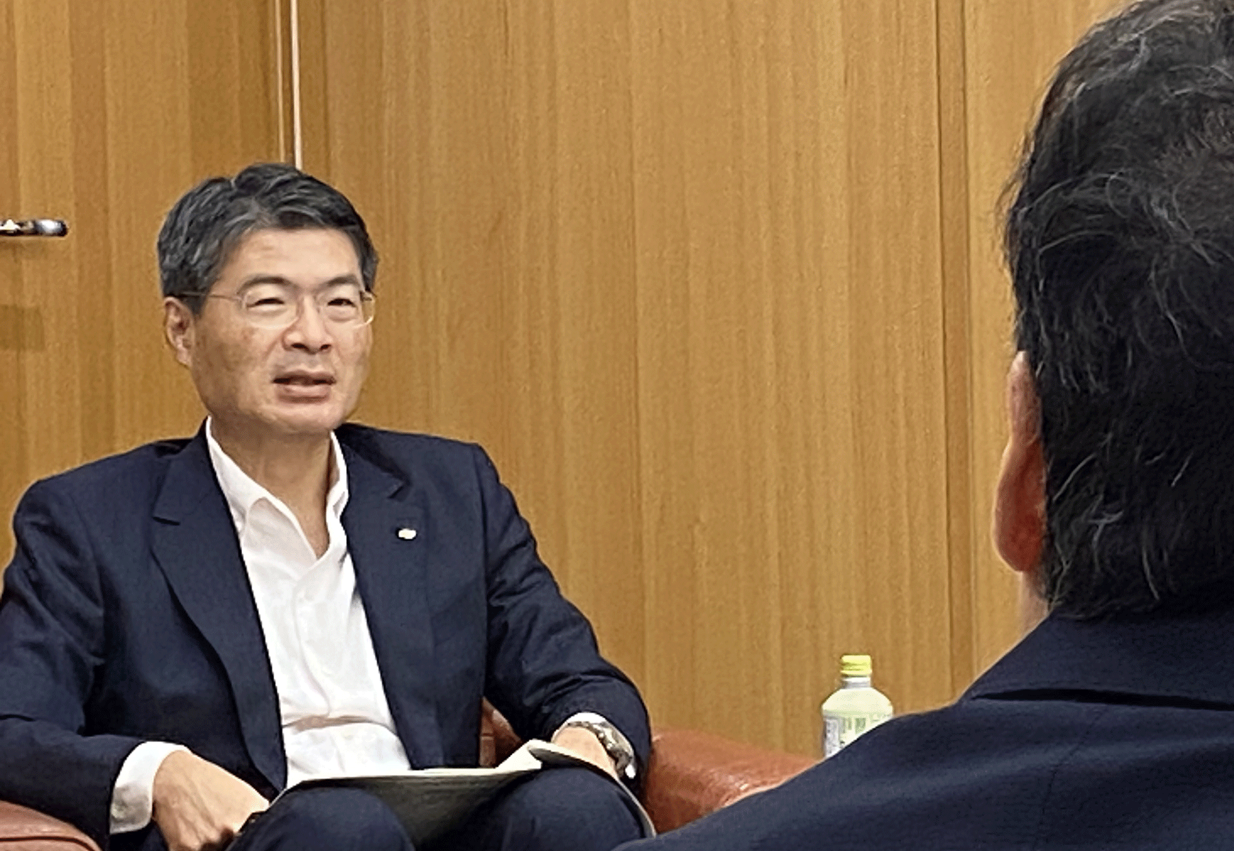 平田研知事がインタビューに応じる様子
