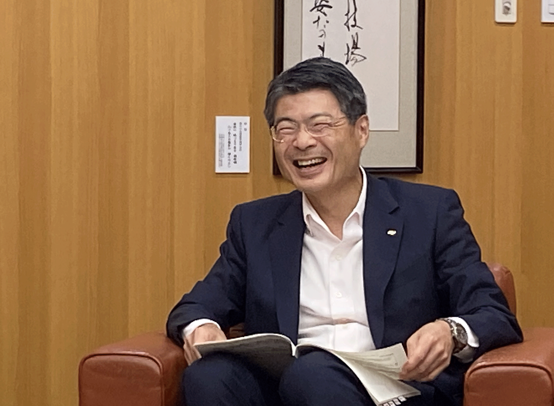 平田研知事がインタビューに応じる様子