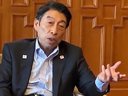 服部誠太郎知事がインタビューに応じる様子