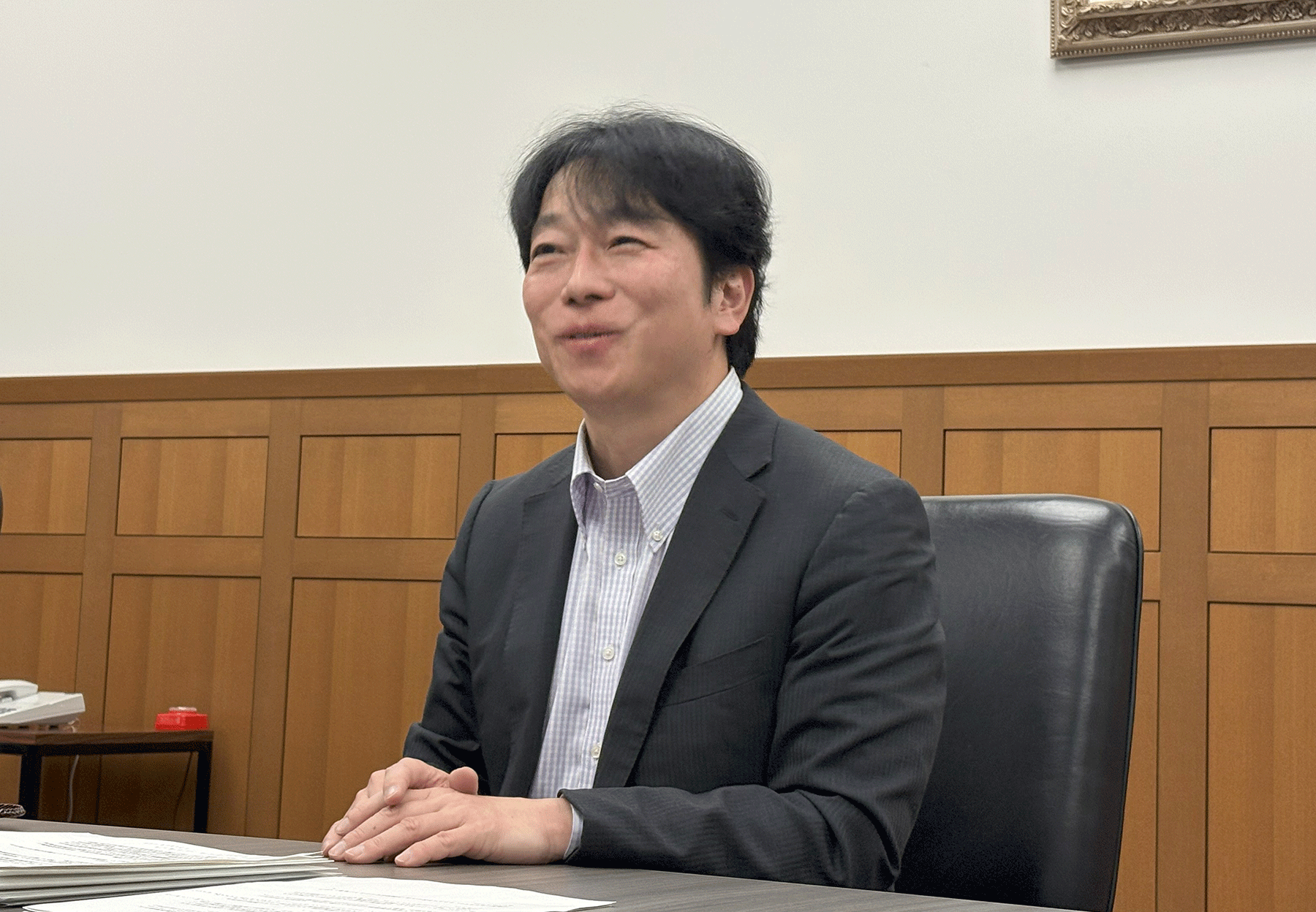 畠中基博福岡支店長がインタビューに応じる様子